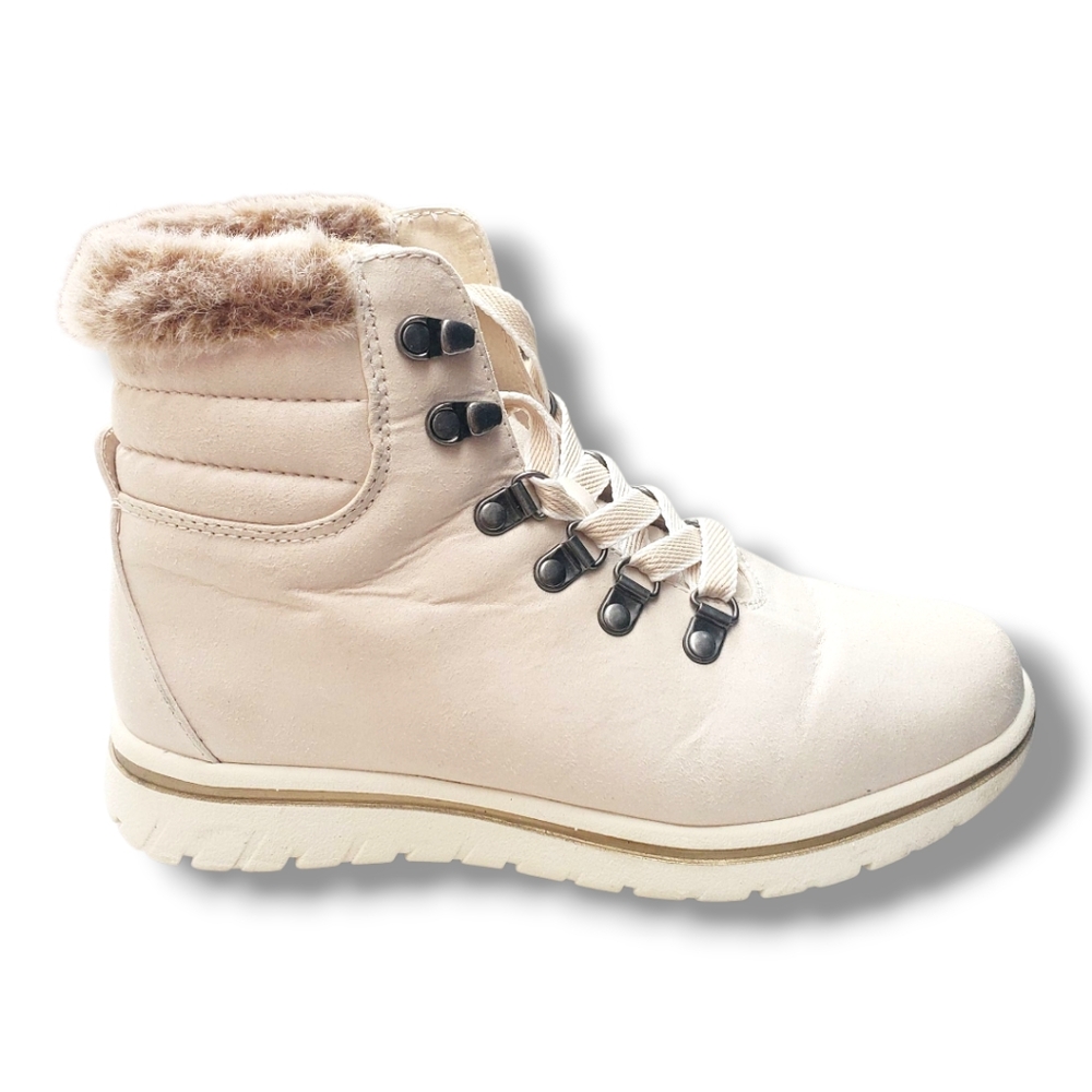 Cliffs by White Mountain Women’s 7 Hallety Hiker Style Bootie Winter White